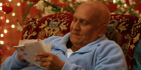 sri-chinmoy-writing-poems.jpg