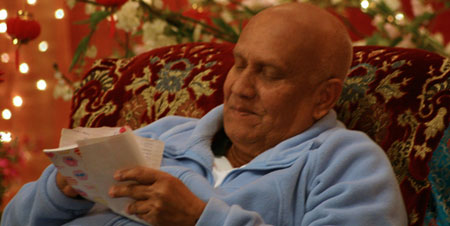 sri-chinmoy-writing-poems.jpg